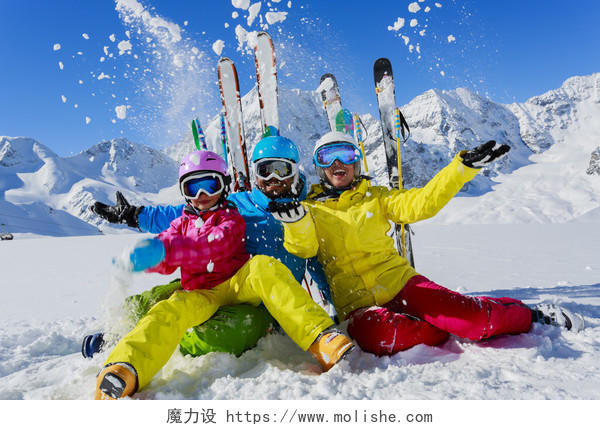 三个人在雪山滑雪坐着拍照